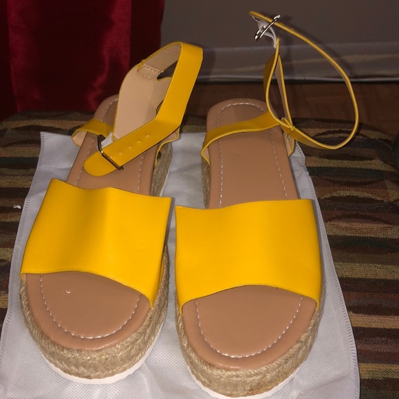 Woman’s Yellow Strap Sandals Never Worn Size 8 With Original Packaging - Picture 1 of 7